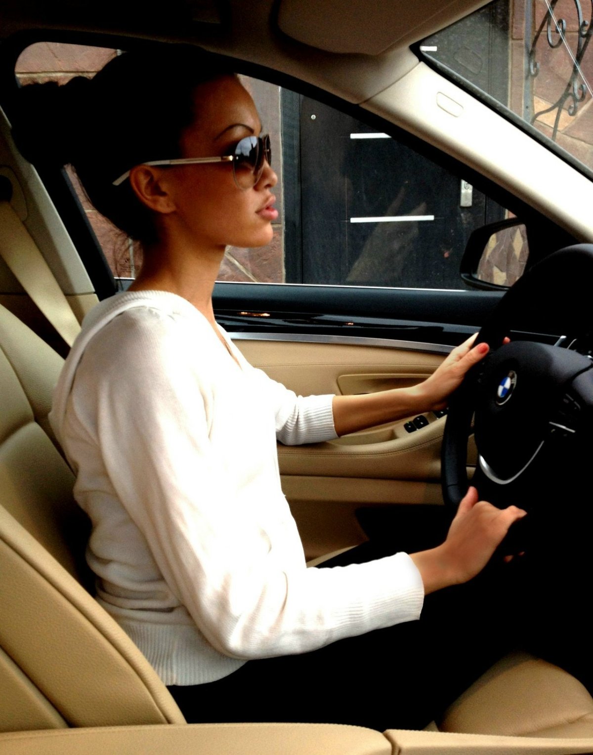 Брюнетка за рулем