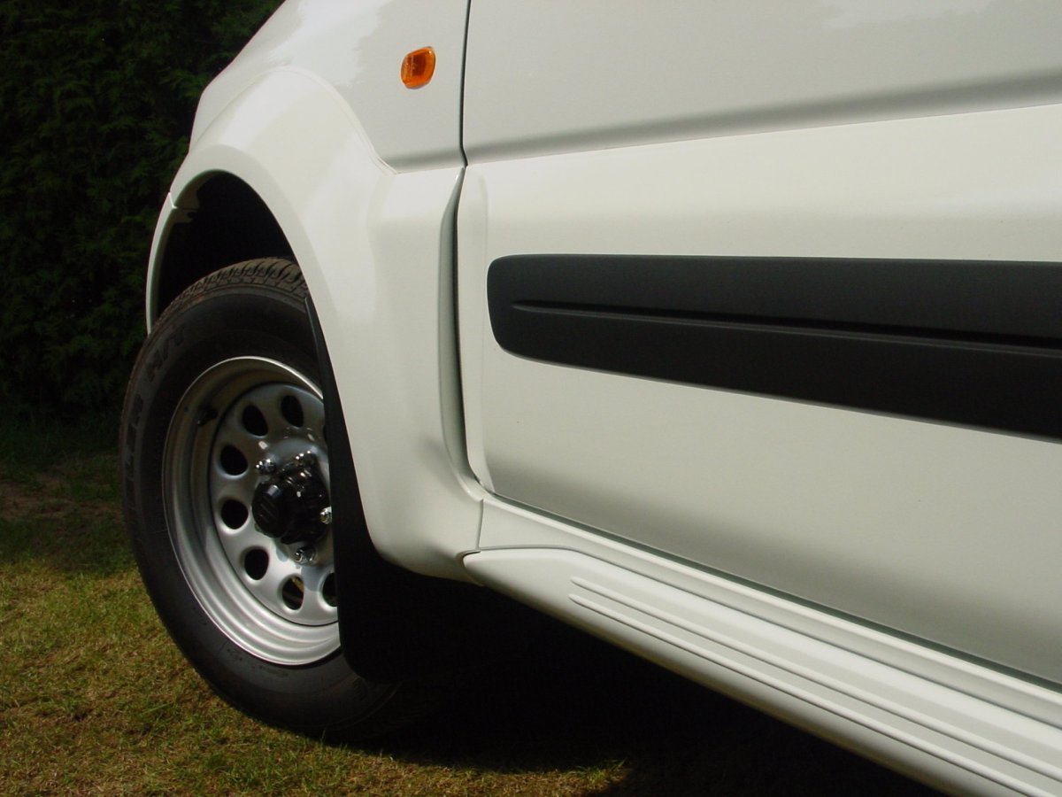 Молдинги на двери автомобиля