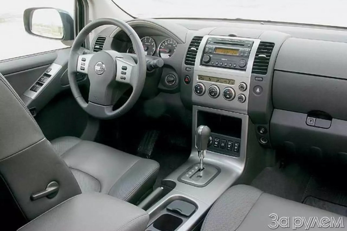 Ниссан Паджеро внутри салон