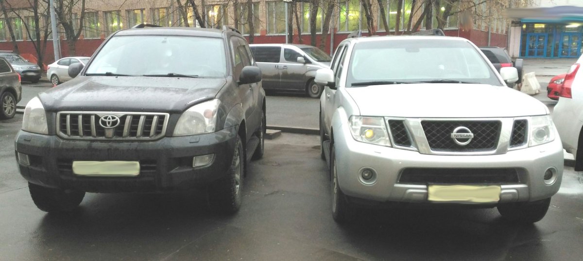 Nissan Pathfinder vs Toyota Prado
