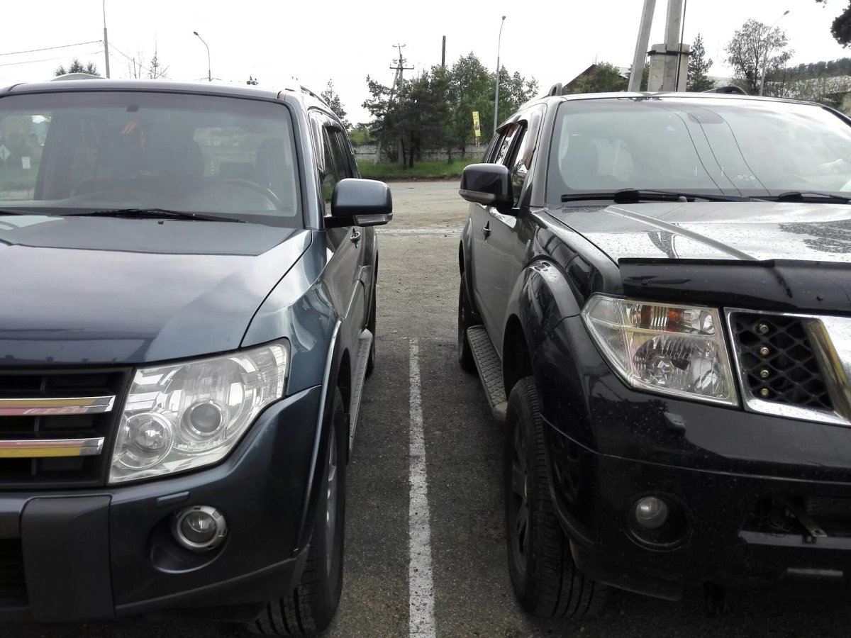 Ниссан Патфайндер или Митсубиси Паджеро