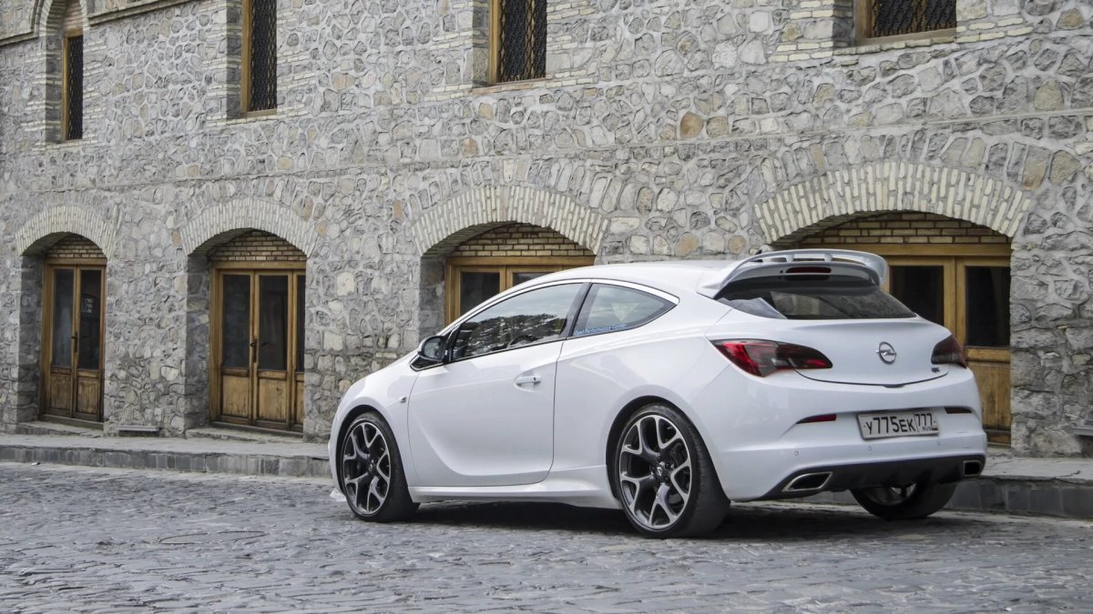 Opel Astra OPC белый