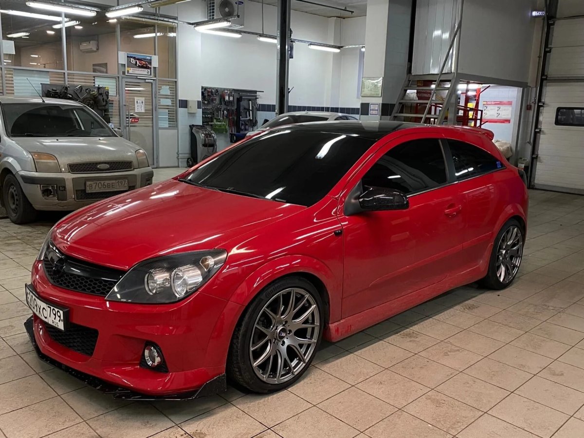 Опель с луком красный