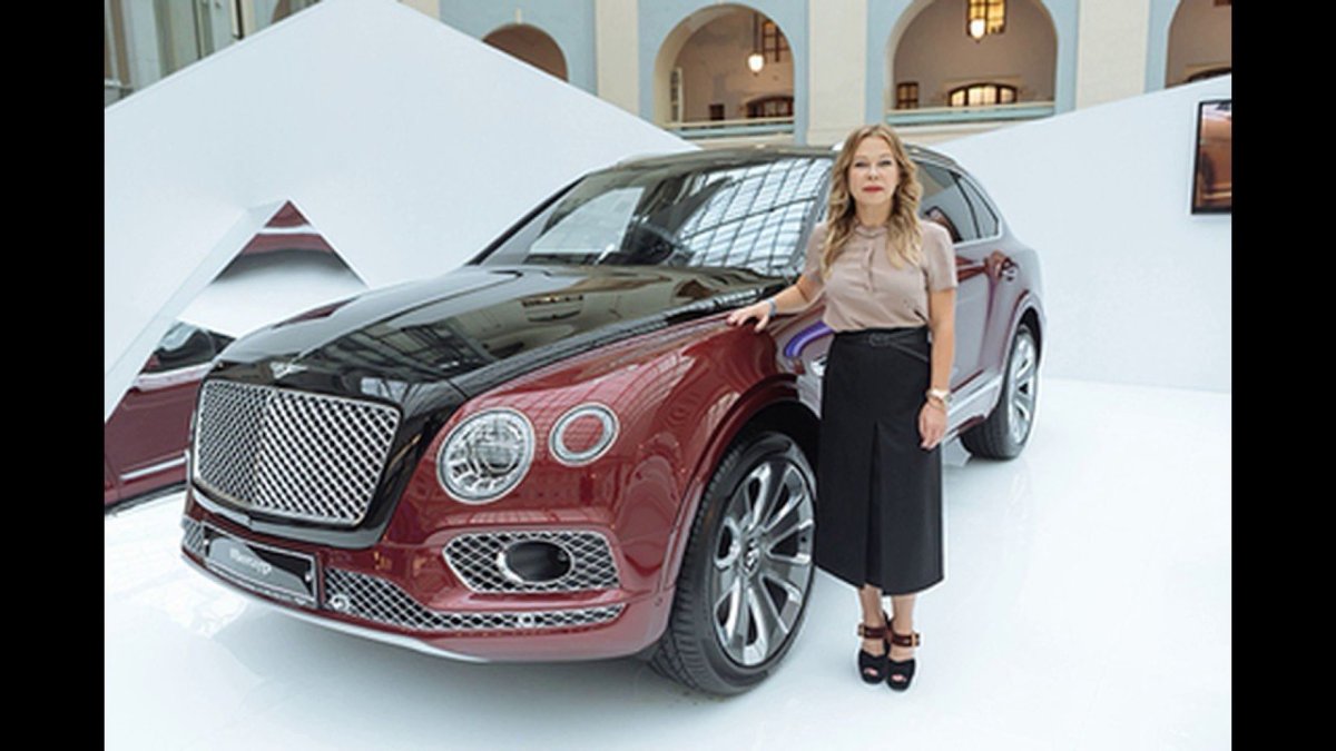 Bentley Bentayga девушка
